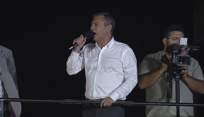 CHP-Vorsitzender Özgür Özel spricht bei der Kundgebung in Tuzla: „Wir haben in Tuzla seit 2019 viel verändert.“