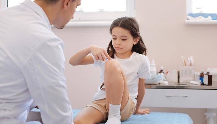 Pas op voor deze pijnen bij kinderen! Ze kunnen leiden tot ernstige ziekten: Deskundigen waarschuwen voor groeipijnen!