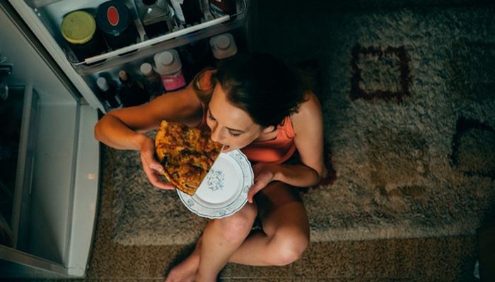 The question everyone's wondering: Does eating at night make you gain weight? What can I do when I'm hungry at night? How many hours before bed should I eat? Experts explain...