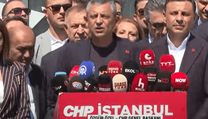 ÚLTIMA HORA | El líder del CHP, Özel, anunció frente a la sede provincial de Estambul: "Hoy hay colas en las notarías..."