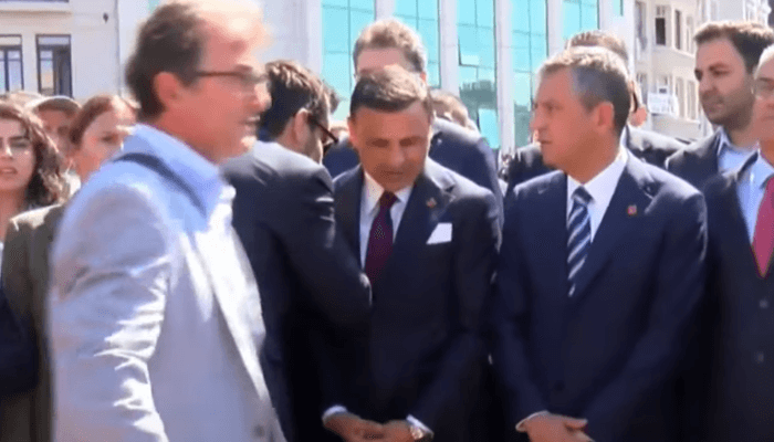 NOTICIAS DE ÚLTIMA HORA | ¡El líder del CHP, Özel, en Taksim! Llegó con Özgür Çelik y desafió a Gürsel Tekin: ¡No lo perdonaré!