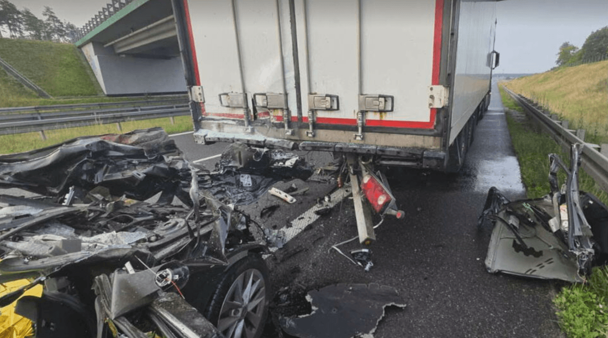 Tragic accident on the S7 expressway. Three people, including a child, died.