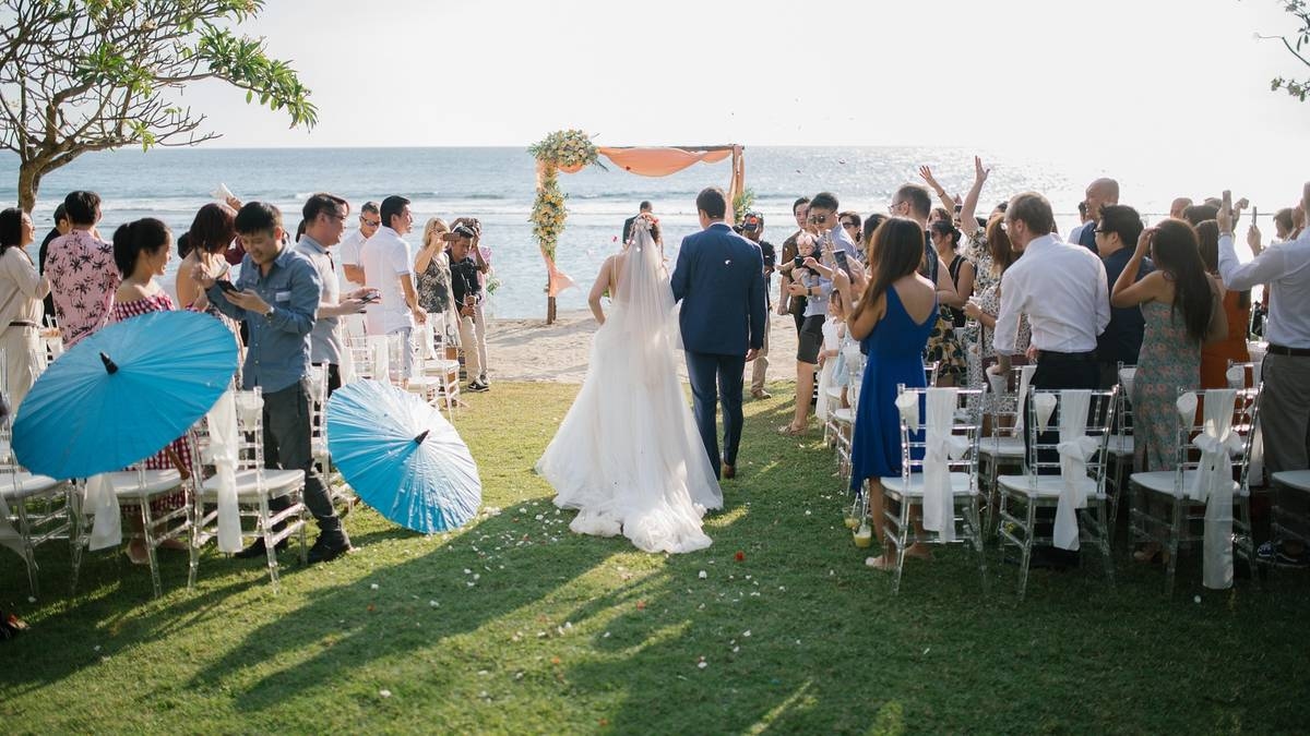 Strandhochzeit. Die Menge kann einem den Kopf verdrehen