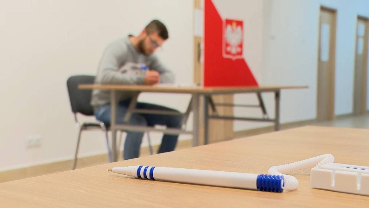 Cumhurbaşkanlığı seçimleri başladı. Polonyalılar oy kullanıyor