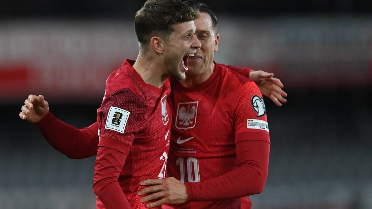 ¡Nadie se lo esperaba! La selección polaca celebra el ascenso sin patear el balón.