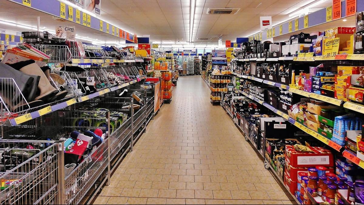 Prateleiras vazias nas lojas americanas? Os hipermercados são atraentes