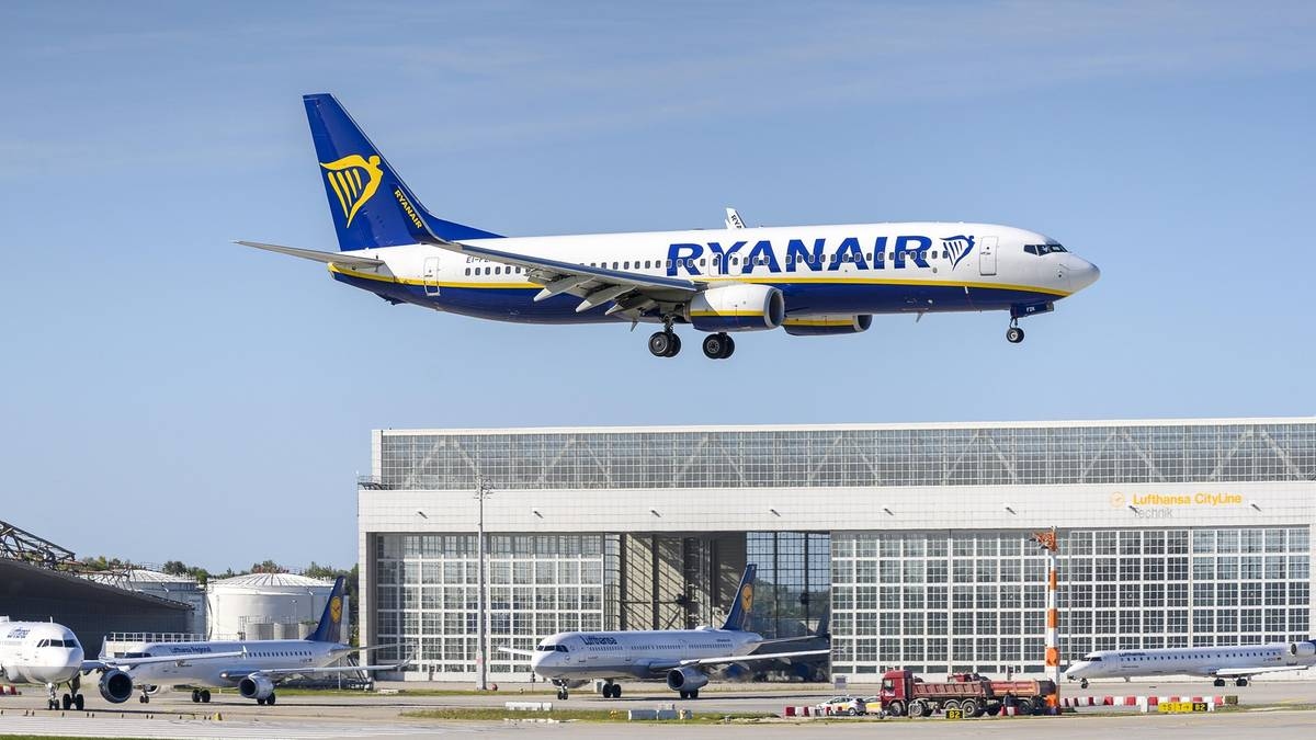 Stavano volando da Barcellona a Porto. Il pilota ha perso conoscenza.