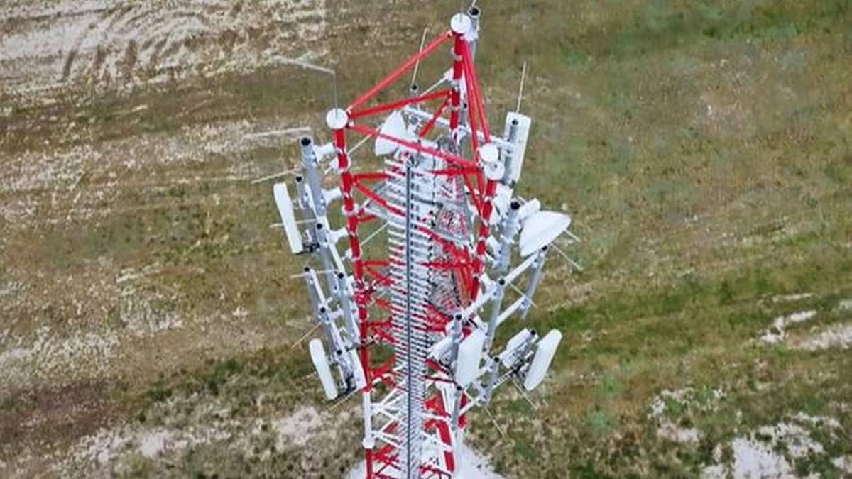 Śmierć pod masztem. Tajemnice policyjnego pościgu i dramat rodziny Damiana