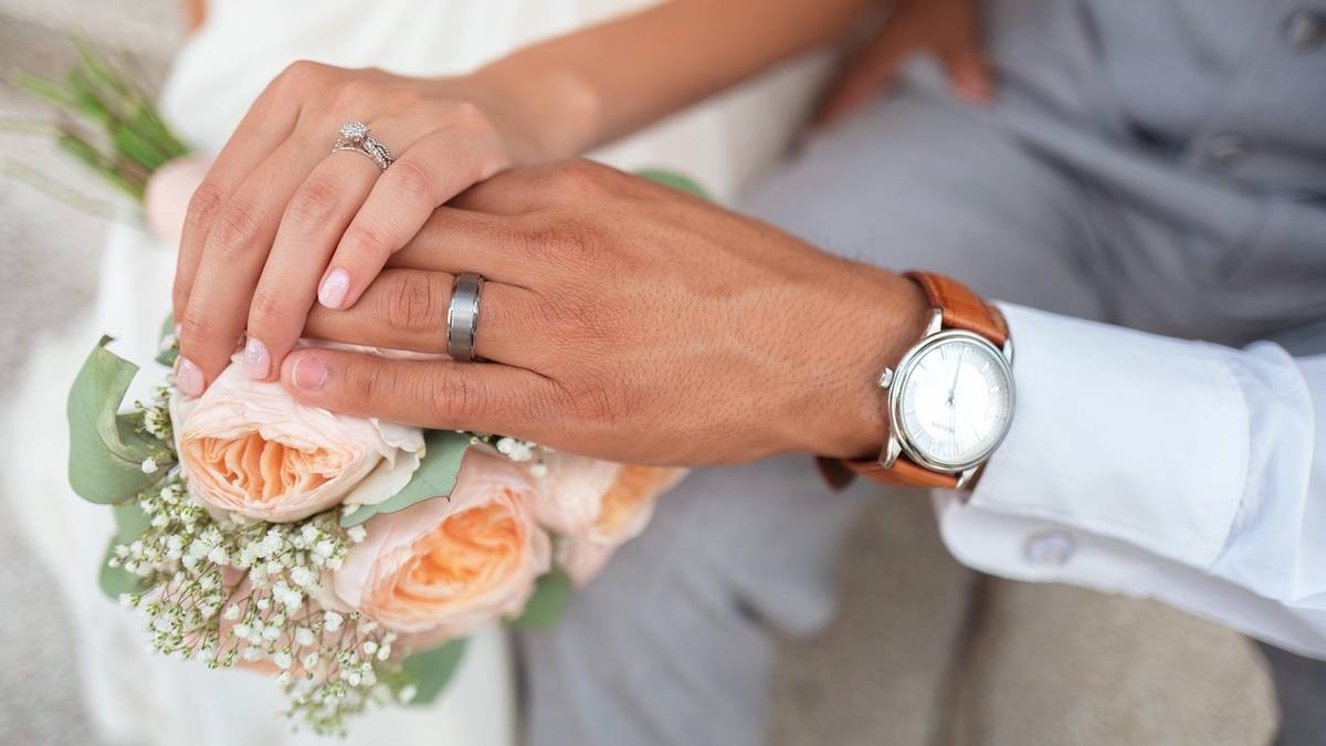 La oficina de Hacienda revisa los sobres de la boda. Los recién casados ​​podrían llevarse una sorpresa después de la boda.