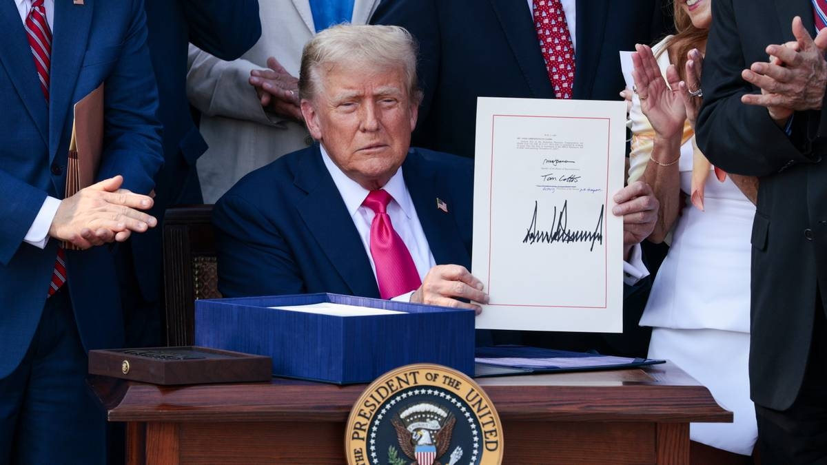 Trump promulga una ley que promete grandes cambios para los estadounidenses