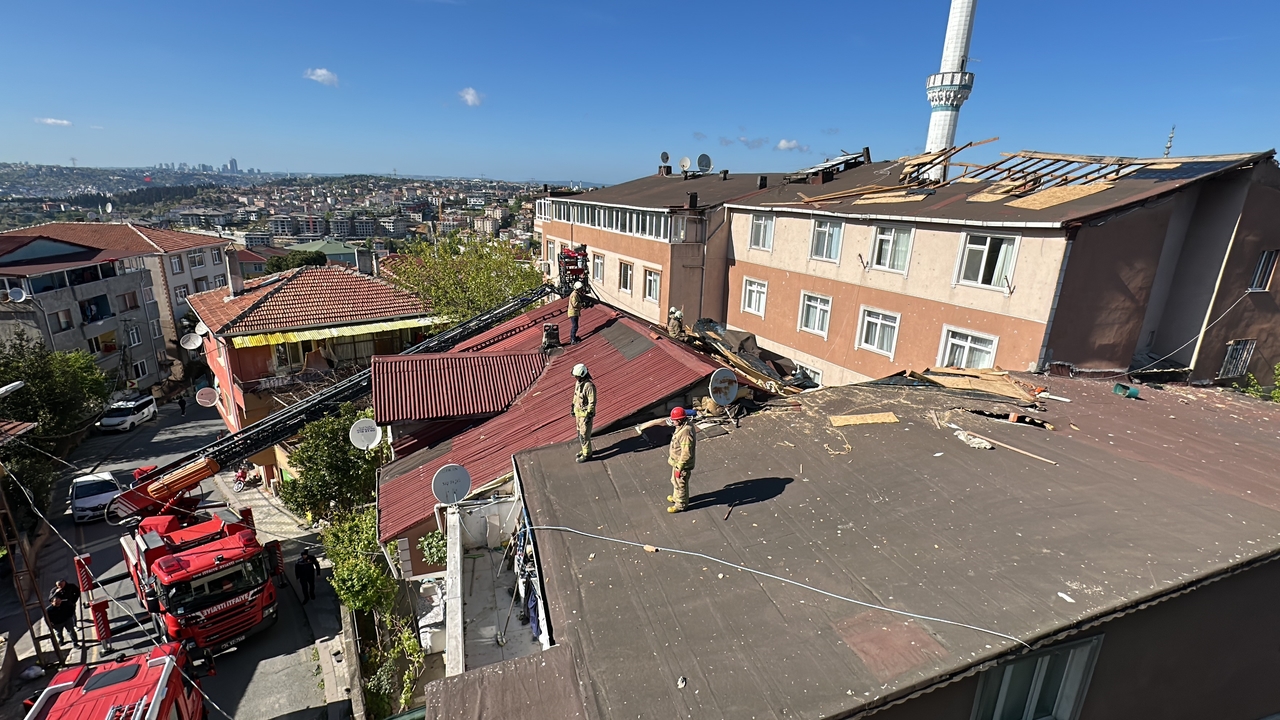 Dak door harde wind eraf geblazen, op dak van twee gebouwen geblazen