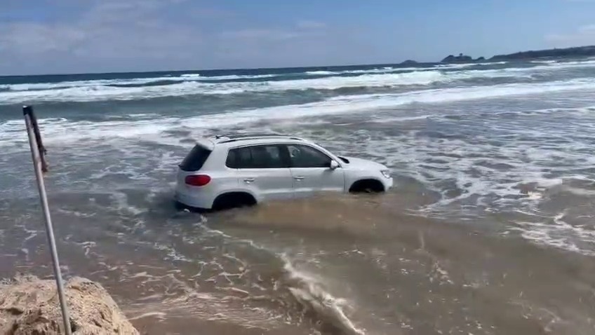 Car swept into sea on Şile coast
