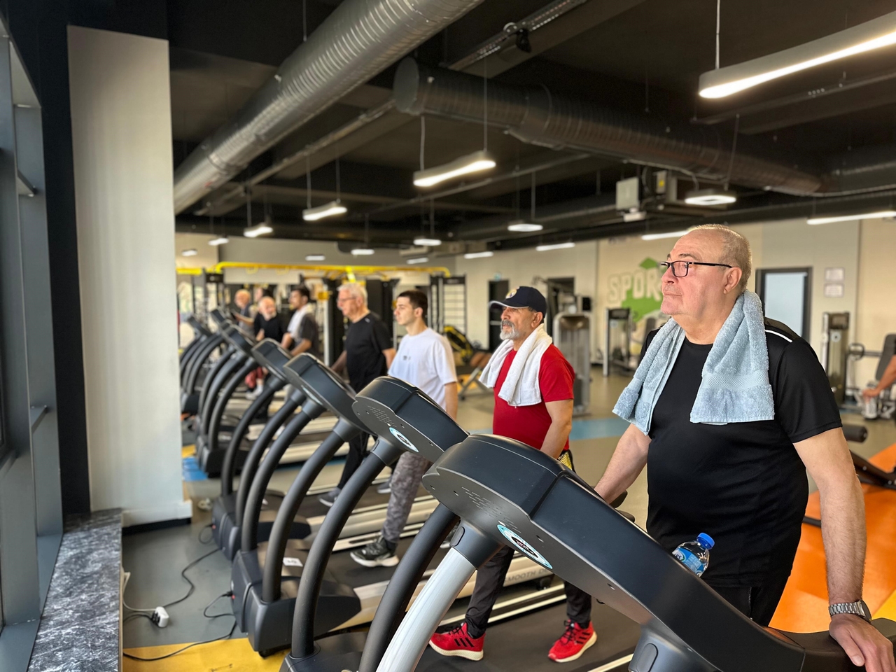 Les hommes de 70 ans font honte aux jeunes dans le sport