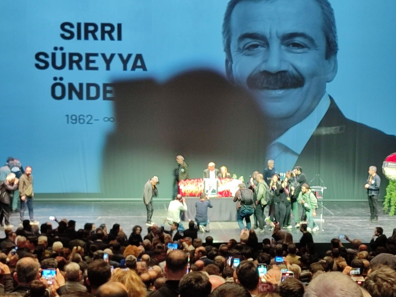 La première cérémonie de Sırrı Süreyya Önder a lieu à l'AKM