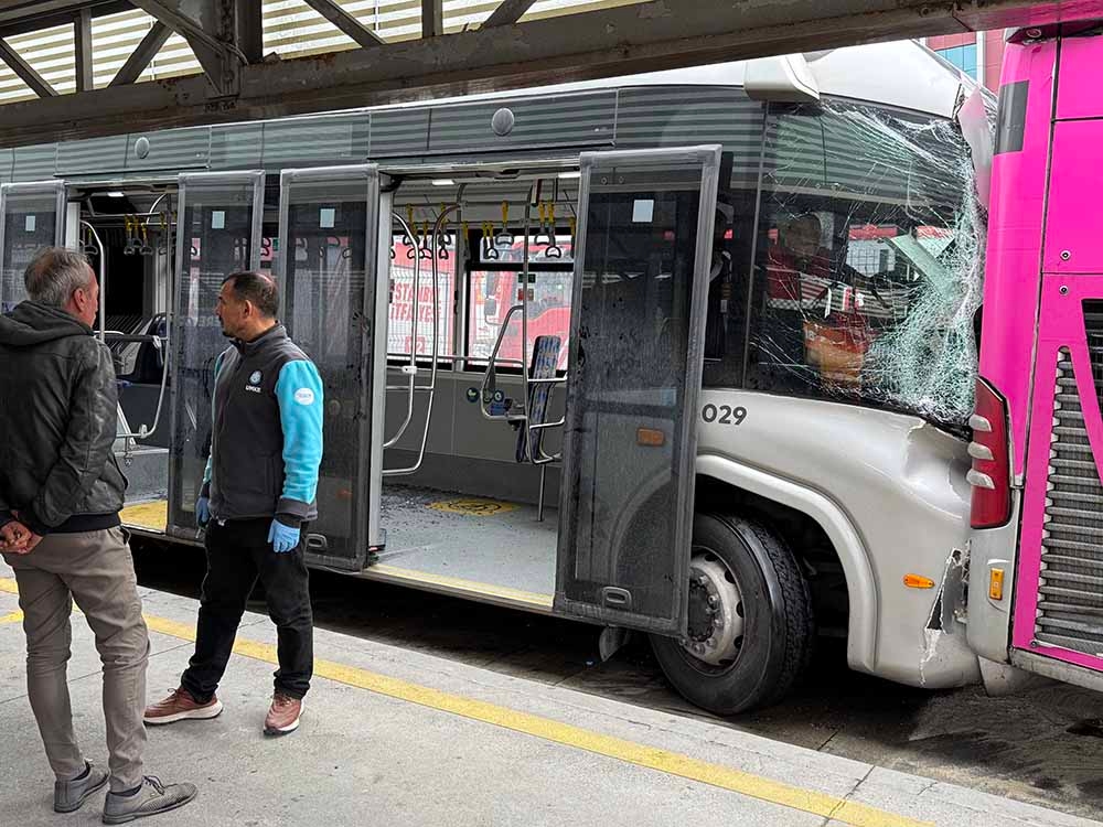 Accidente de Metrobus en Beylikdüzü: una persona murió y 20 resultaron heridas