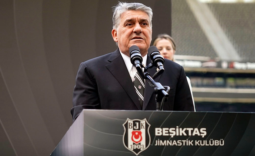 Il presidente del Beşiktaş Serdal Adalı e il suo consiglio hanno ricevuto i loro certificati