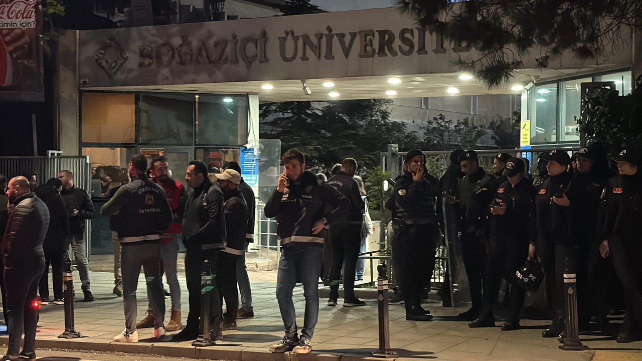 Betogers vallen politie aan bij de Universiteit van Boğaziçi: 13 politieagenten gewond, 97 aangehouden