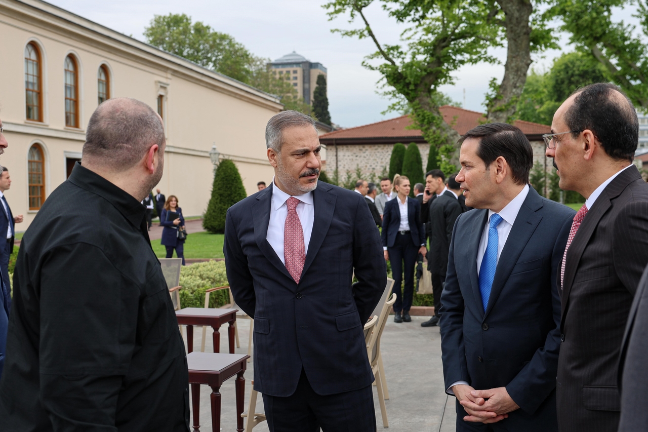 Peace negotiations in Istanbul reflected in photographs