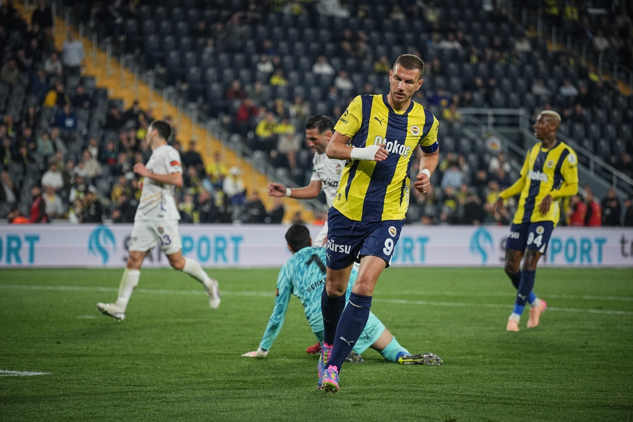 Boletim de Edin Dzeko no Fenerbahçe