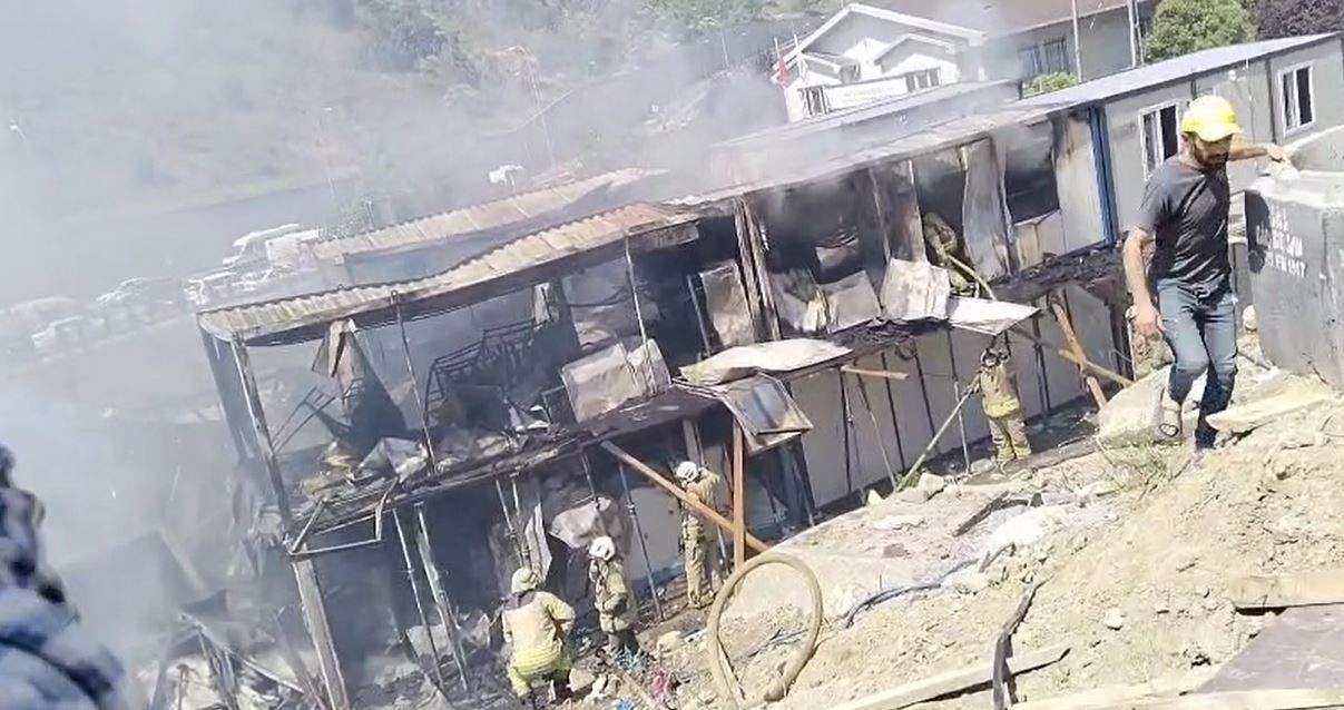 Incêndio irrompe em contêiner onde trabalhadores estão hospedados em Gaziosmanpaşa
