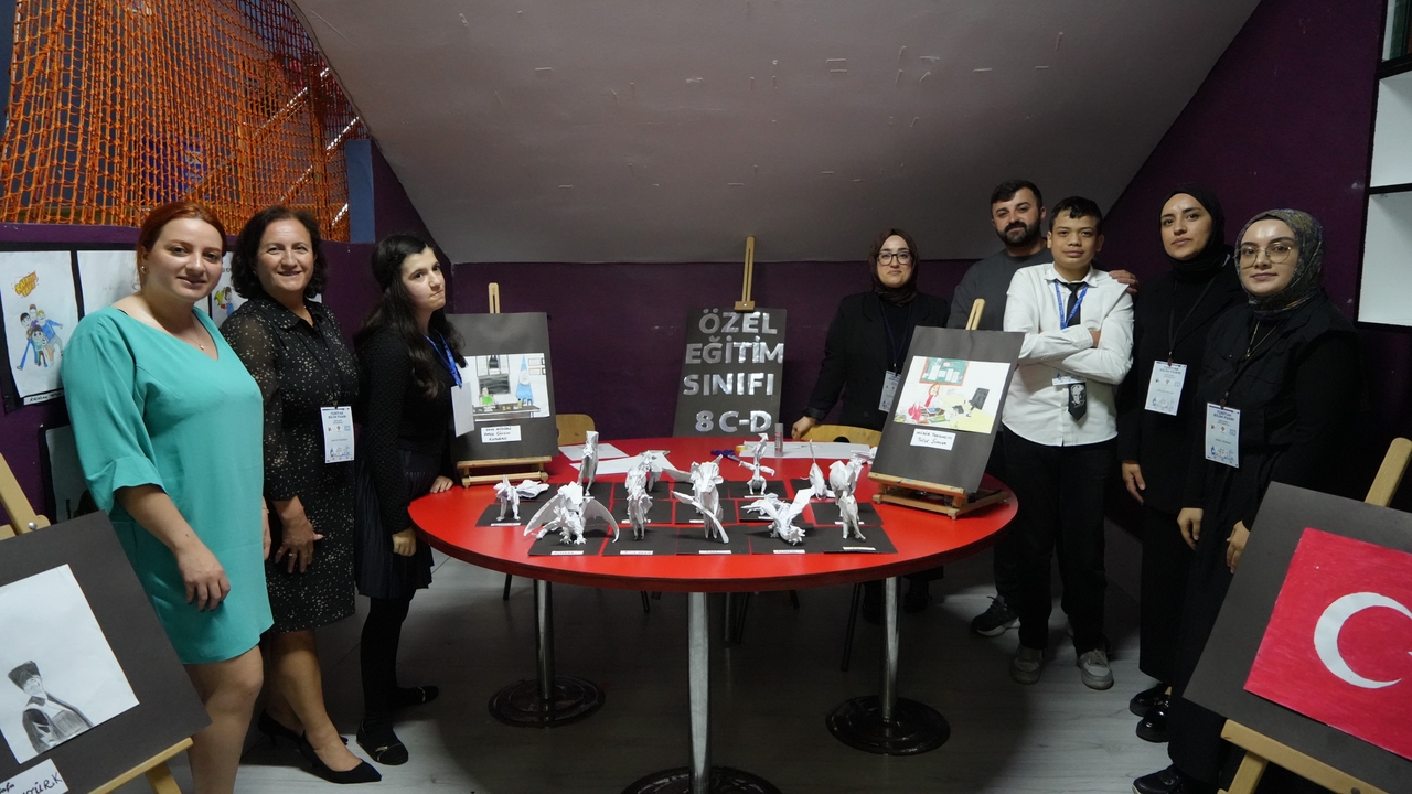 Gli studenti con bisogni educativi speciali di Sultangazi hanno ricevuto grande apprezzamento alla fiera TÜBİTAK 4006