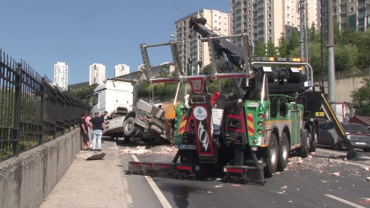 Caminhão de escavação capotou em Maltepe, estrada fechada ao tráfego