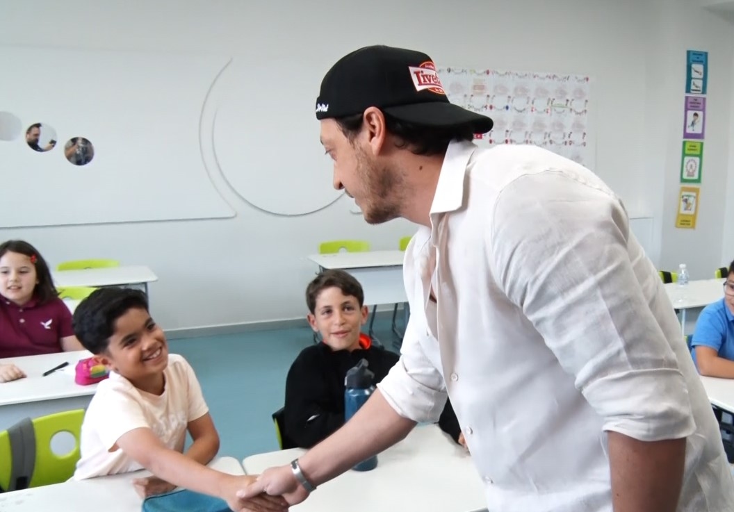 Mesut Özil, öğrencilerle bir araya geldi