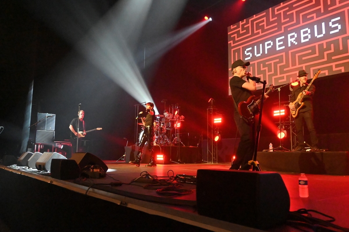 Superbus ve ekibi: Palestra'da sunulan saf çılgınlık akşamı