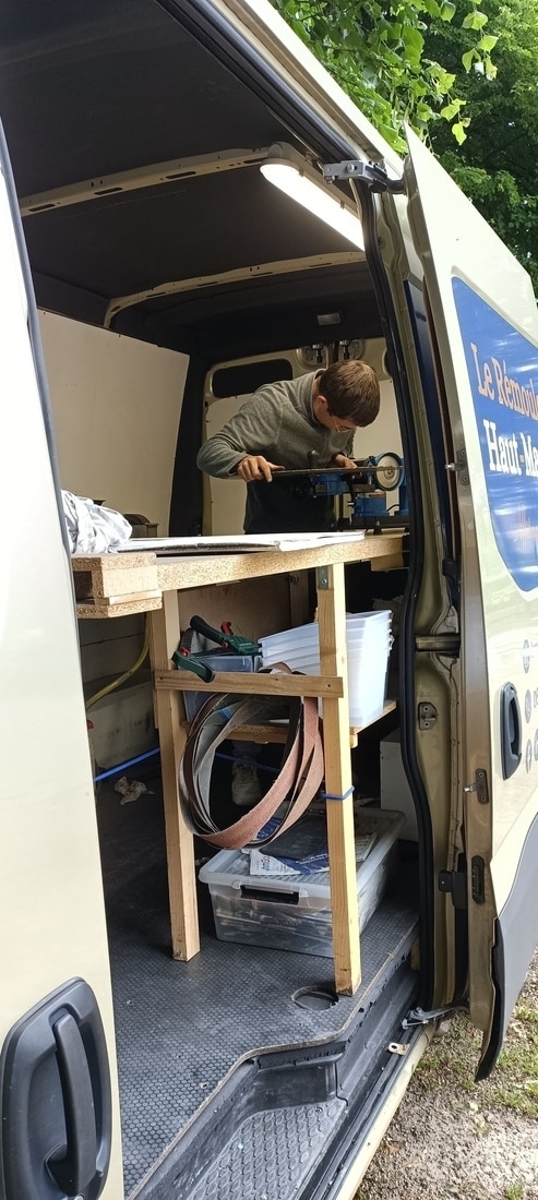Un artisan du savoir-faire  de passage au village