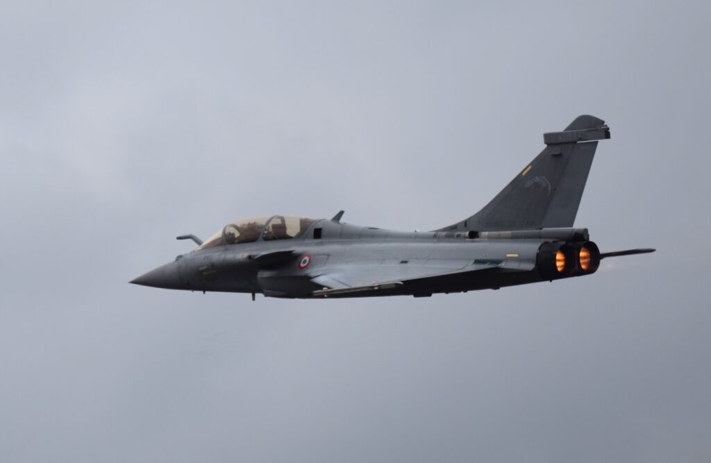 Cadetes da gendarmaria Rafale Bragard e Chaumontais nos Champs