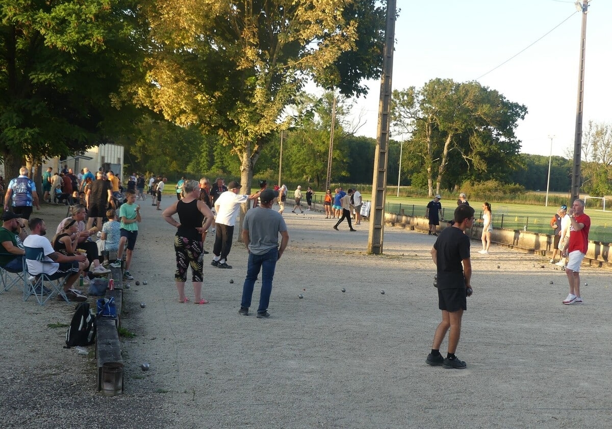 Pétanque: 82 players at night