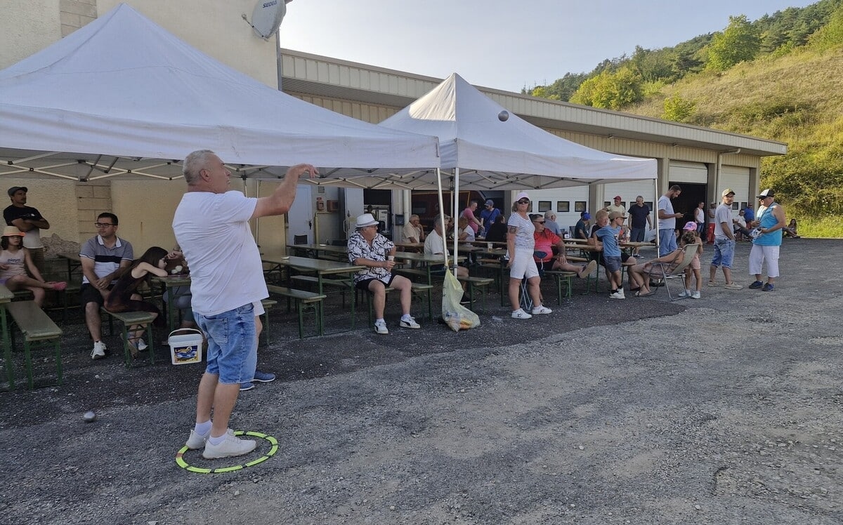 A pétanque competition under the sign of the sun