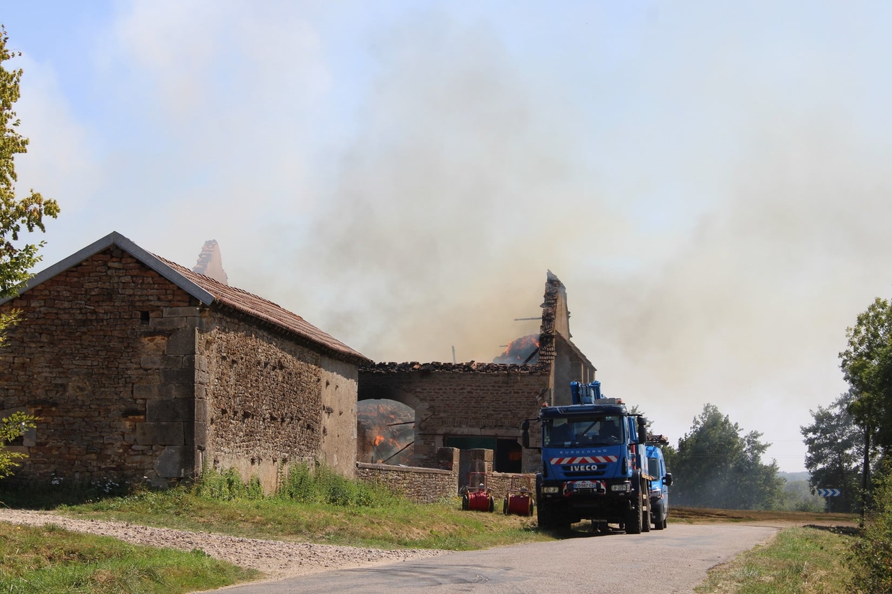 An agricultural shed on fire in Heuilley-le-Grand
