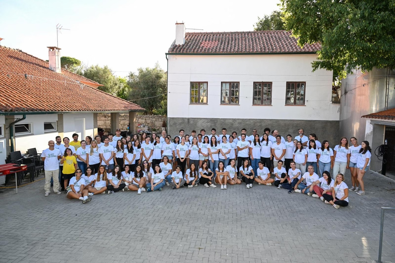 Katolik Tıp Üniversitesi öğrencileri, akademik yılı Seia'da bir yardım etkinliğiyle başlattı