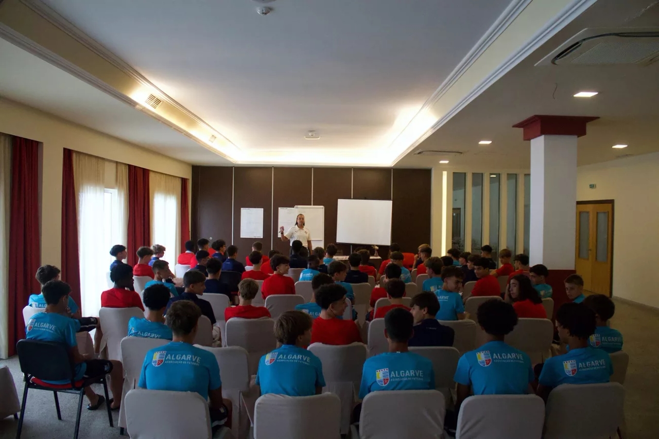 Seleção do Algarve Sub-14 participa em formação de Psicologia