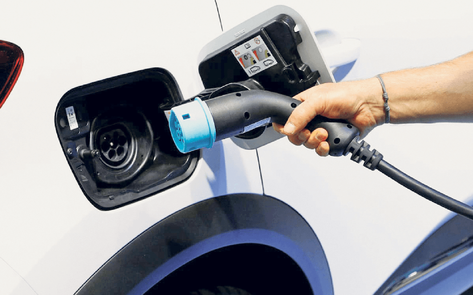 De onstuitbare opkomst van elektrische auto’s: over 10 jaar zijn ze al goed voor een derde van de verkopen