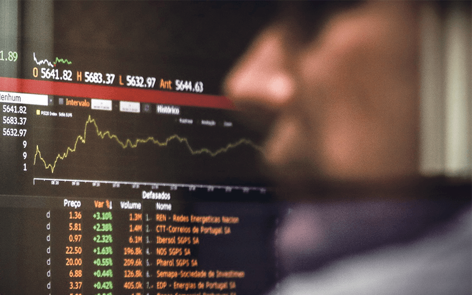 Aktienmärkte schließen mit leichten Verlusten angesichts der OPEC-Entscheidung und Trumps Zöllen. Blick richtet sich auf die europäische Inflation