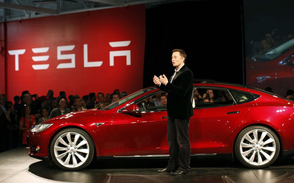 Tesla chute de plus de 7 % après que Musk a annoncé qu'il formerait un nouveau parti