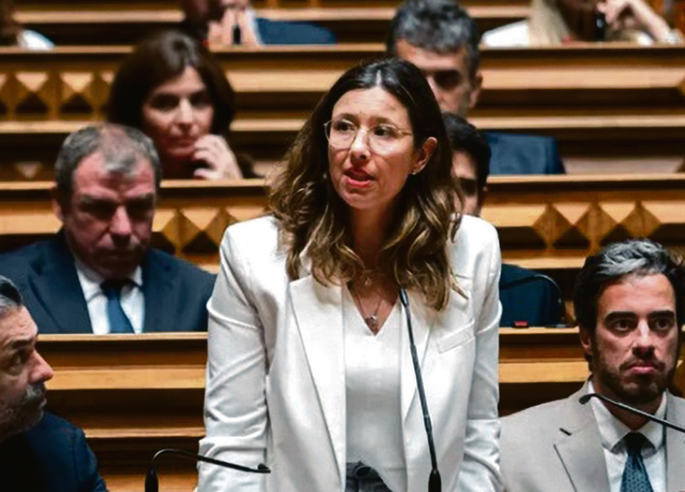 IL stelt de regering vragen over de discrepantie tussen het aantal werknemers en de salarissen die worden betaald bij het ministerie van Onderwijs