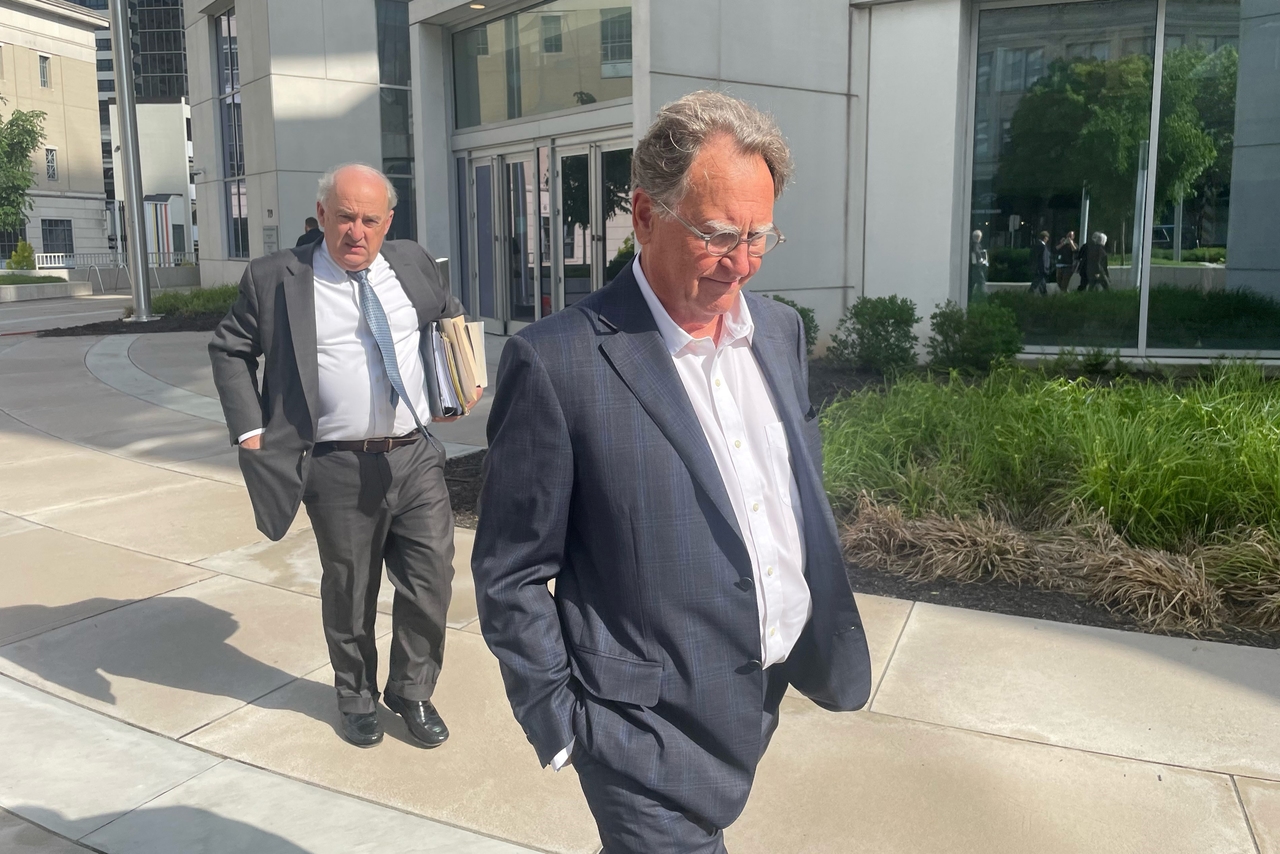 Le PDG d'une clinique antidouleur a été condamné à 20 ans de prison pour avoir transformé ses patients en « pelotes à épingles ». Il a été condamné à 18 mois de prison.