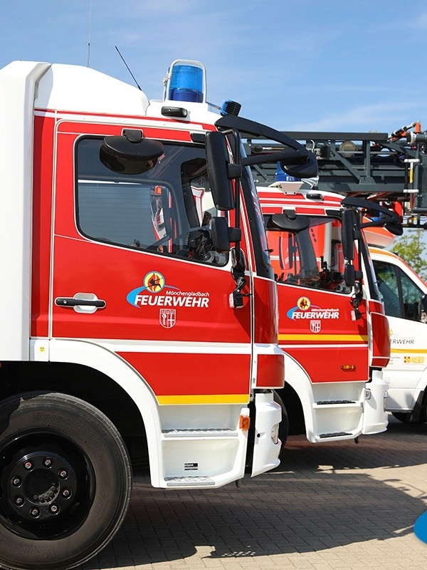Mönchengladbach Eicken, 31 maggio 2025, ore 2:03, Regentenstraße - La notte del 31 maggio 2025 alle ore 2:03 è scoppiato un incendio al piano terra di un condominio in Regentenstraße.