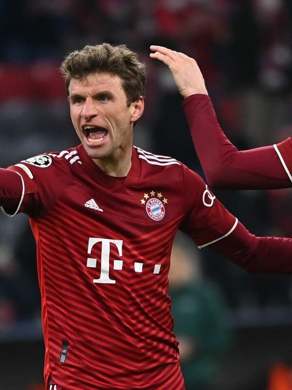 Kovboy şapkası takan ve kardeşi Simon ile babası Gerhard'ın yanında bulunan uzun süredir Bayern'de forma giyen oyuncu, geleceği hakkında düşünüyor.
