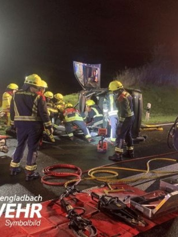 Mönchengladbach-Wickrath, 18.05.2025, 01:01 Uhr, Hahner Hofstraße und Sandstraße - Mönchengladbach, 18.05.2025 - In der Nacht zu Sonntag wurde die Feuerwehr Mönchengladbach gegen 01:00 Uhr zu einem Verkehrsunfall auf der Hahner Hofstraße alarmiert.