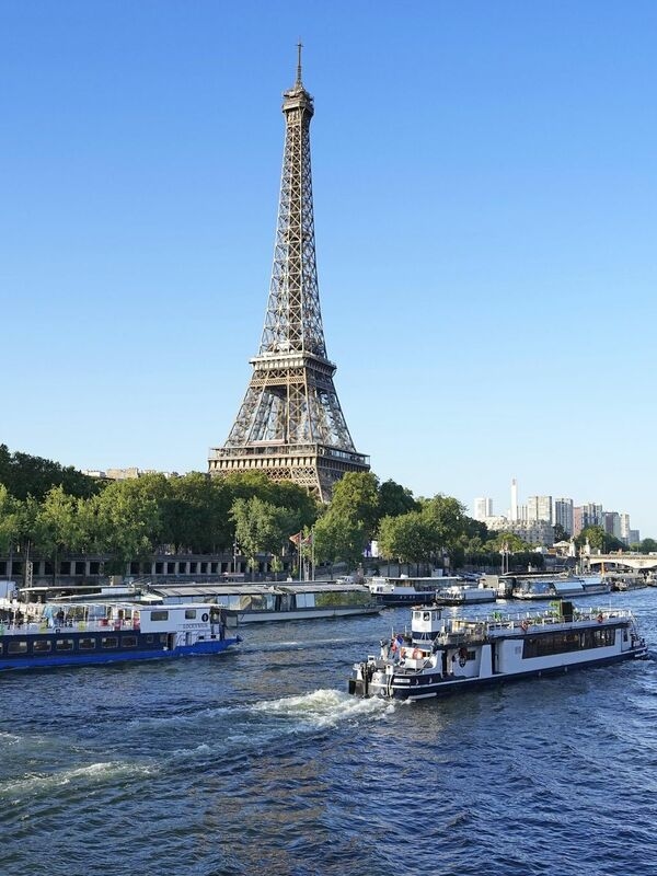 Vietato da 100 anni, atteso da tempo e inizialmente fonte di dubbi sulla qualità dell'acqua: ora però a Parigi è di nuovo possibile nuotare nella Senna, persino vicino alla Torre Eiffel.