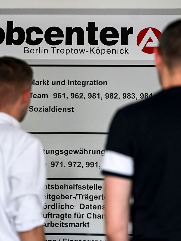 According to the coalition of the CDU/CSU and SPD, new war refugees from Ukraine will soon receive reduced benefits.