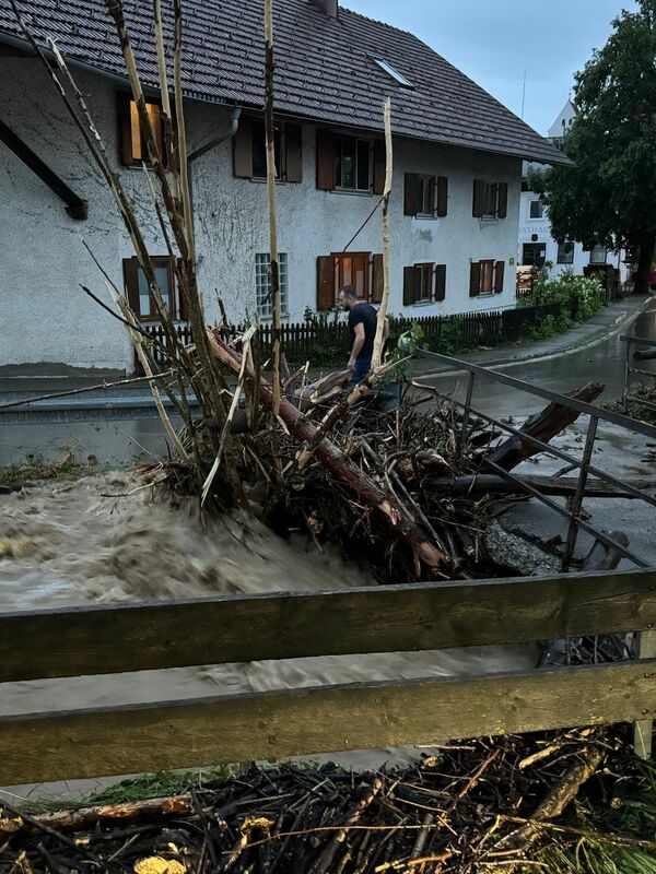 Sommige auto's hebben alleen een deuk, andere zijn een hoop schroot: een storm kan net zulke ernstige schade aanrichten als een auto-ongeluk.