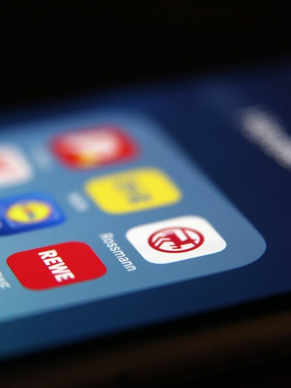 Acumular puntos, desbloquear descuentos adicionales y ahorrar dinero al comprar: esa es al menos la promesa de los programas de bonificación y aplicaciones de los minoristas.