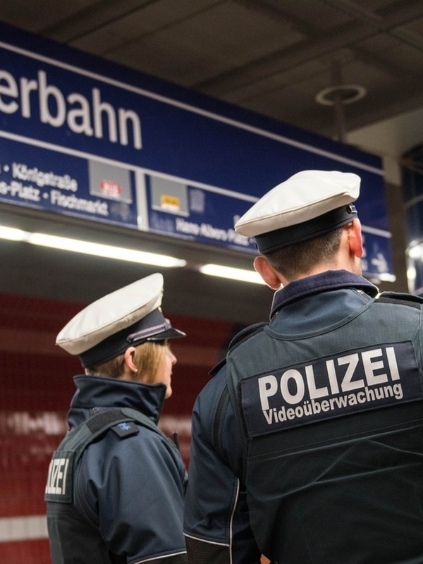 Amburgo - Il 22 agosto 2025, intorno alle 23:40, un uomo (29 anni) palesemente ubriaco è finito nel mirino di una pattuglia della polizia federale sulla banchina della stazione della S-Bahn di Reeperbahn.