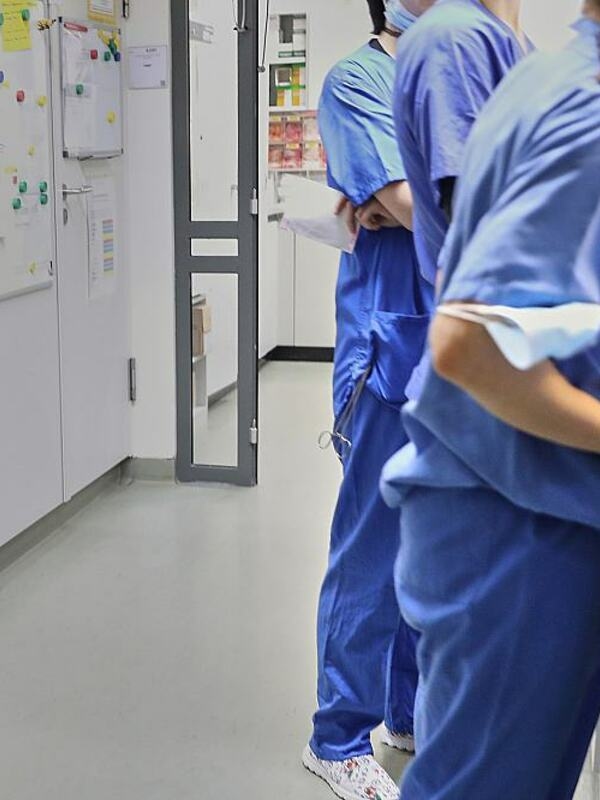 Vollzeitbeschäftigte in Gesundheits- und Pflegeberufen verdienten im April 2024 im Mittel 4.048 Euro brutto ohne Sonderzahlungen.