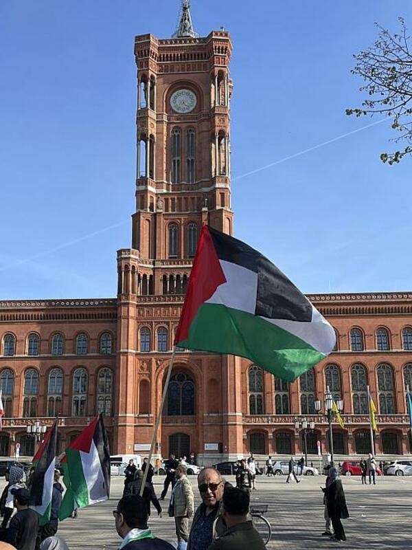 The leaders of the Berlin Left Party are calling for the Palestinian flag to be hung alongside the Israeli flag in front of the Red City Hall and other public buildings.